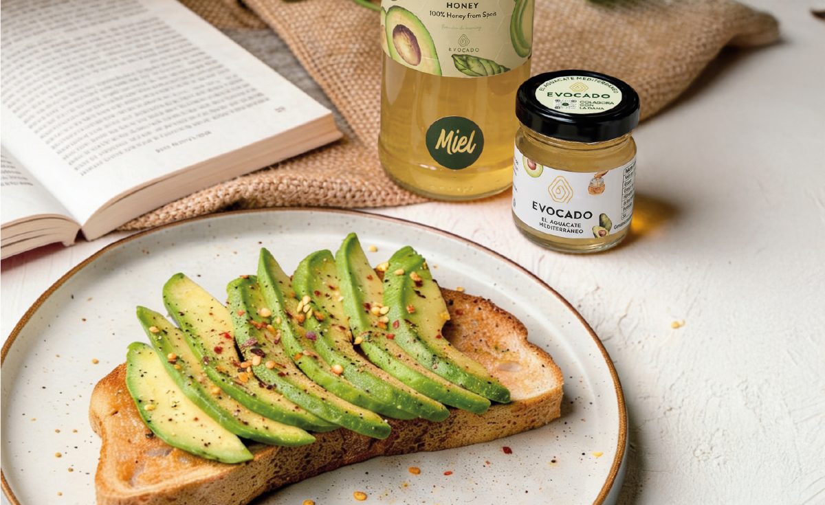 Miel Evocado y crema de aguacate junto a una tostada de aguacate mediterráneo